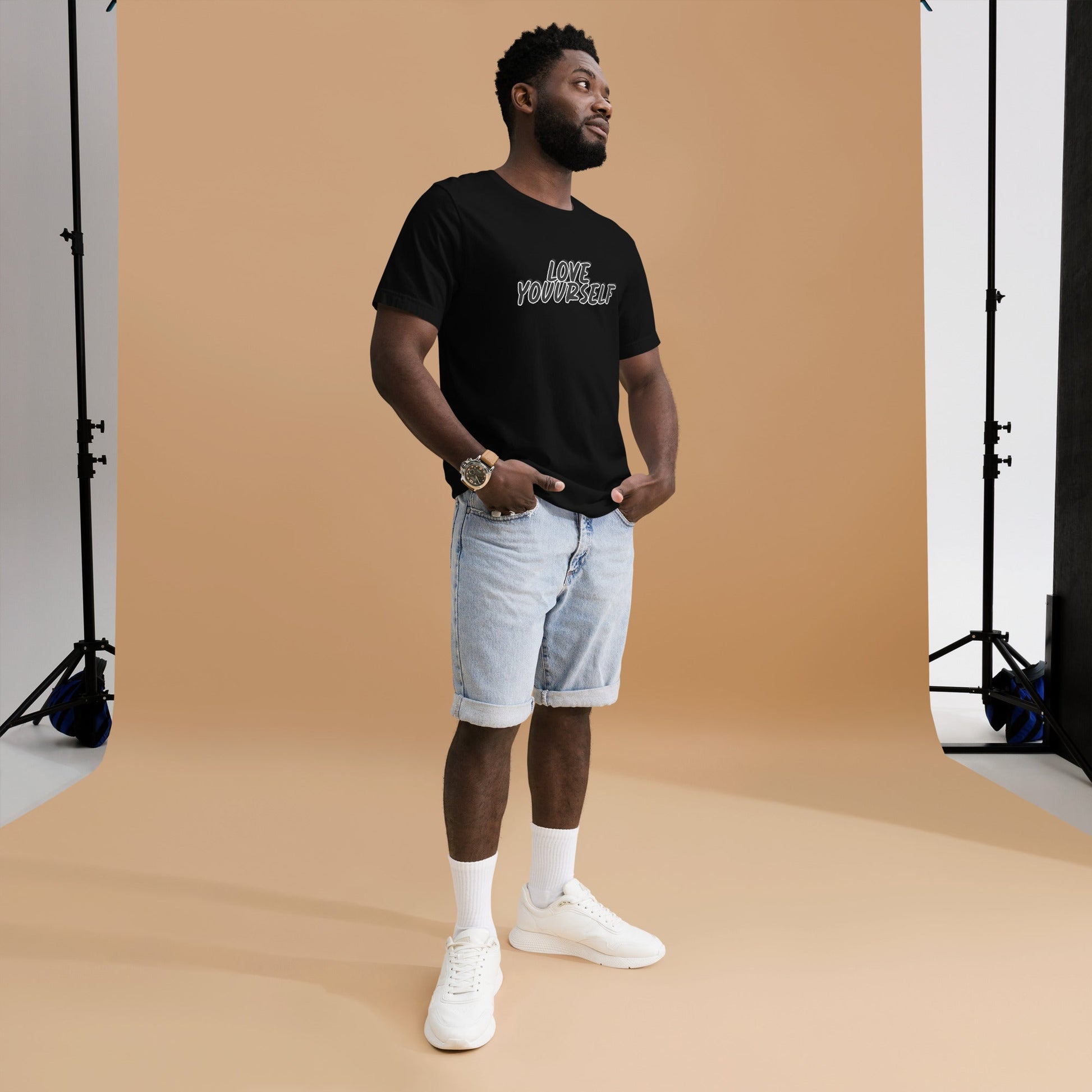 Love yourself T-shirt in black, 100% cotton, comfortable and flattering fit.